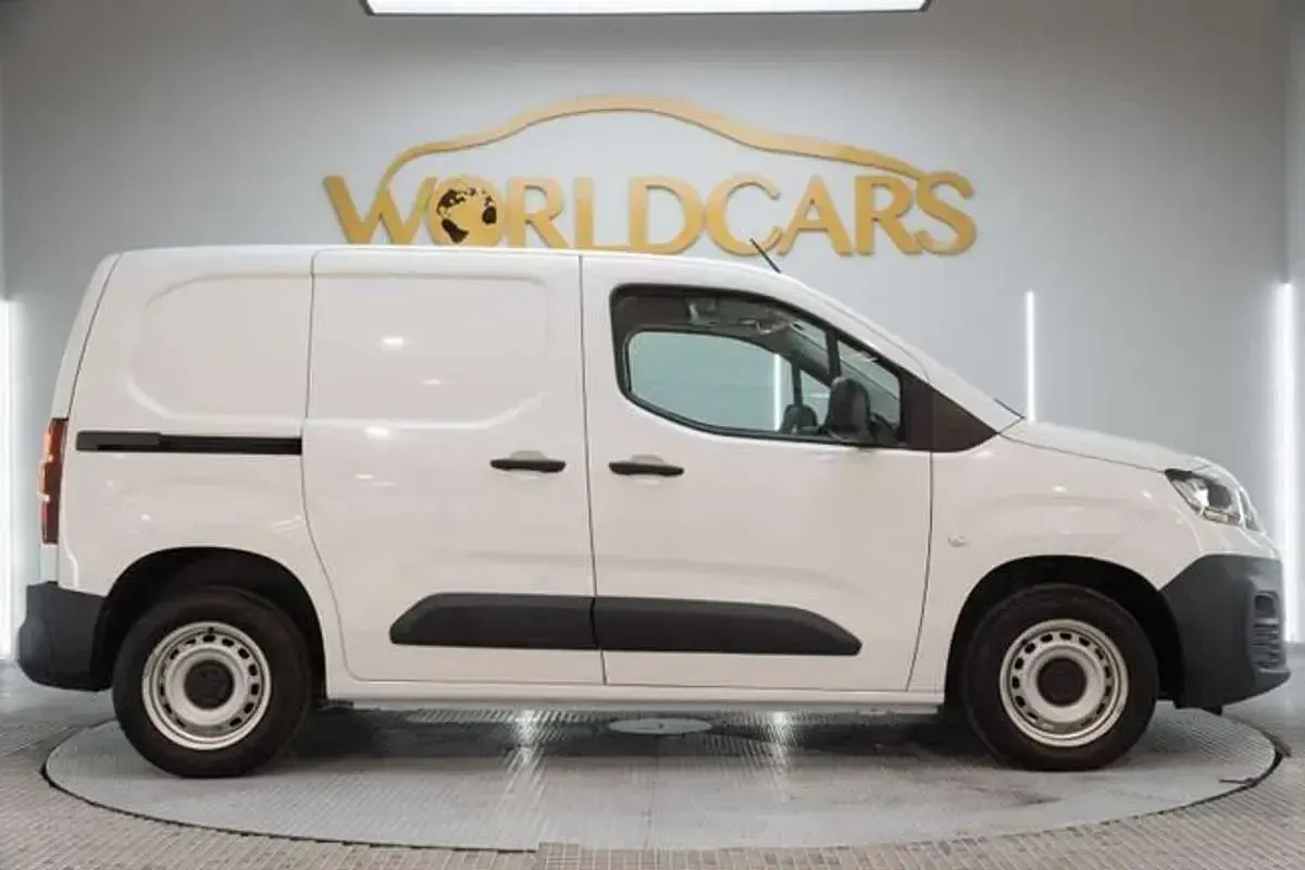 Usado Fiat Doblò 102 CV (75 kW) 2023 Blanco Monovolumen