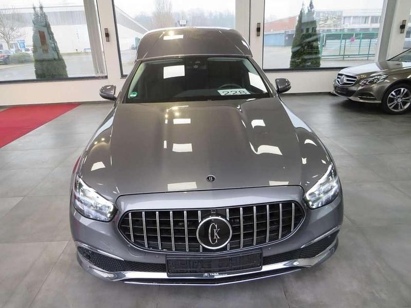 Gris Usado 2023 Mercedes E220 Berlina | 41.000 € - Imagen 1/4
