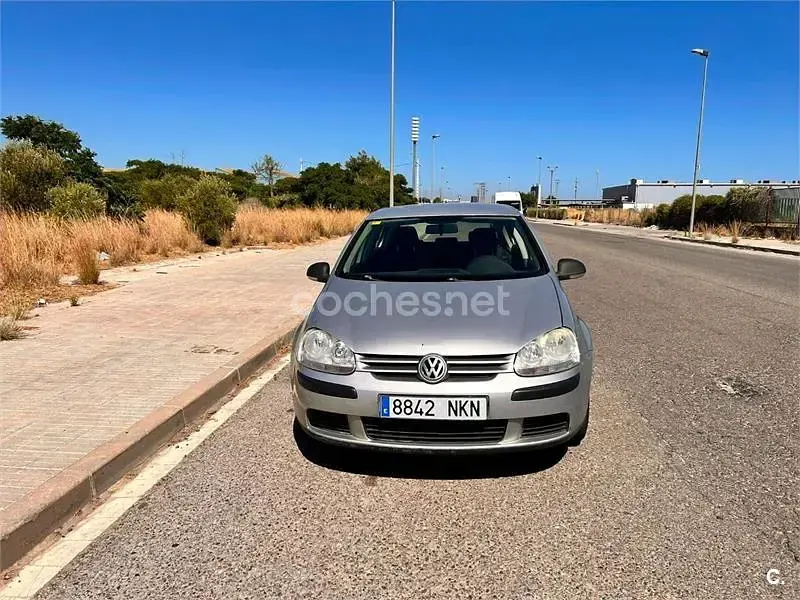Usado VW Golf V Highline 105 CV (77 kW) 2007 Gris / plata Berlina