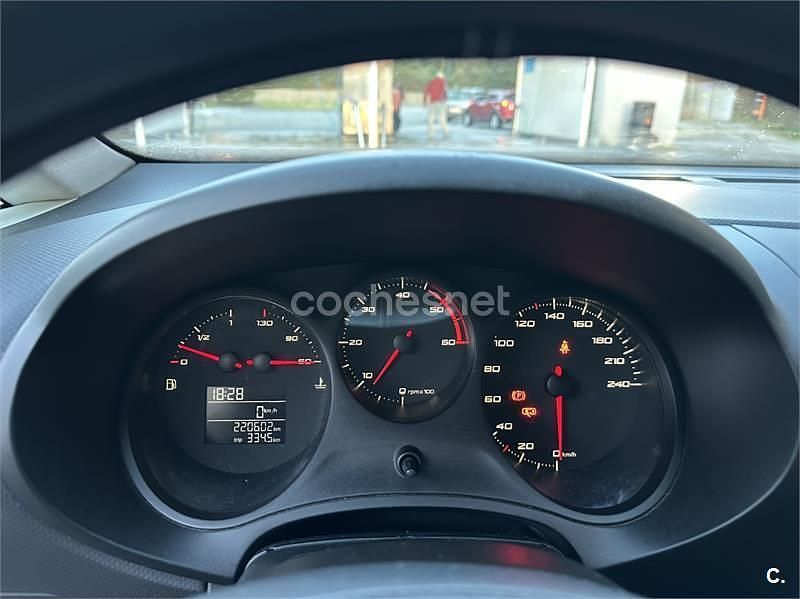 Usado Seat Leon Reference 105 CV (77 kW) 2011 Gris / plata Utilitario