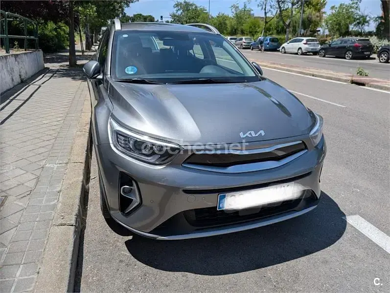 Usado Kia Stonic 100 CV (73 kW) 2024 Gris / plata SUV
