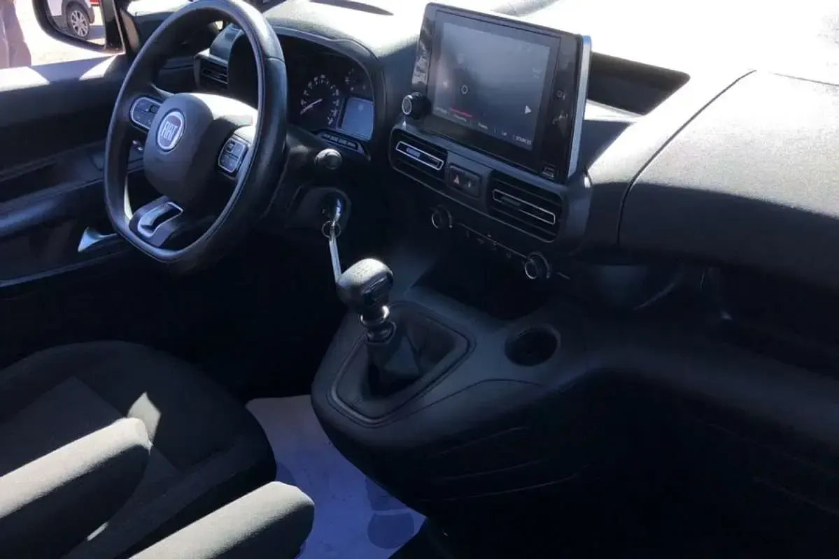 Usado Fiat Doblò 131 CV (96 kW) 2023 Gris Monovolumen