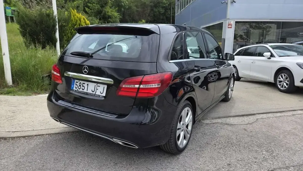 Usado Mercedes B180 109 CV (80 kW) 2015 Negro Monovolumen