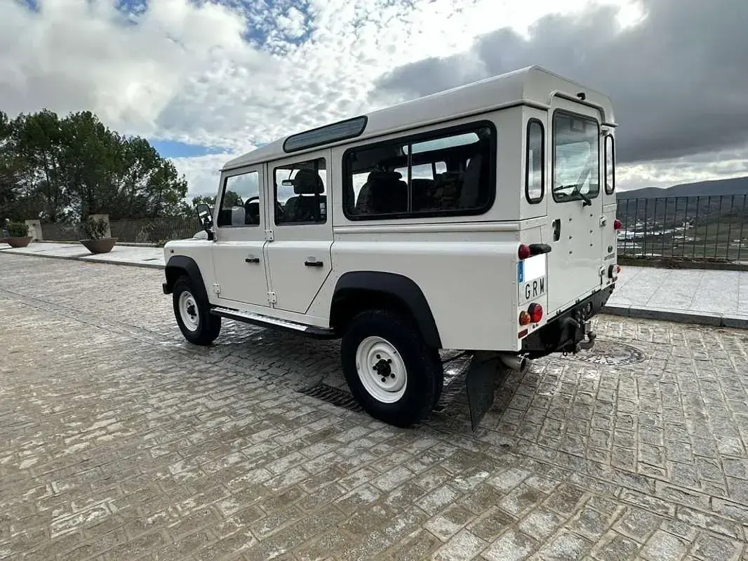 Usado Land Rover Defender 122 CV (89 kW) 2009 Blanco Familiar