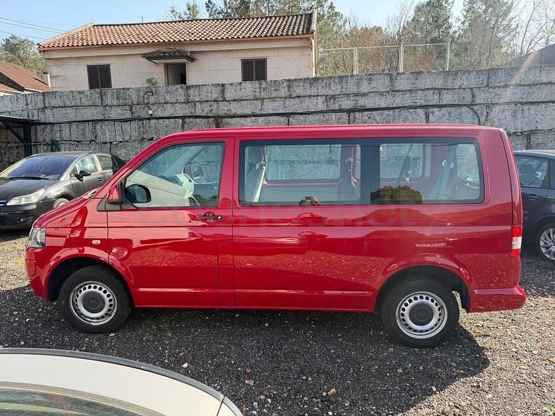 Usado VW Caravelle Trendline 114 CV (83 kW) 2014 Rojo Monovolumen