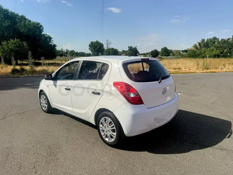 Usado Hyundai i20 Comfort 100 CV (73 kW) 2010 Blanco Utilitario