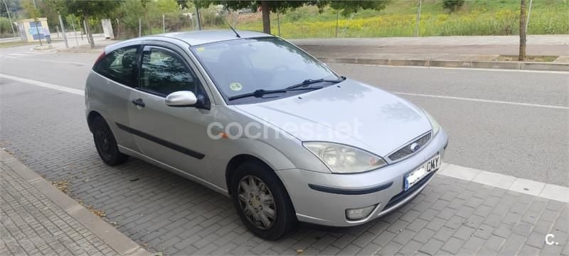 Gris / plata Usado 2003 Ford Focus Trend Berlina | 1500 € (Buen precio) - Imagen 1/4