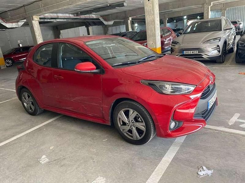 Usado Toyota Yaris Hybrid Active 116 CV (85 kW) 2025 Rojo Utilitario
