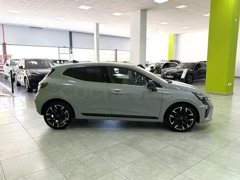 Usado Renault Clio V Techno 90 CV (66 kW) 2026 Gris / plata Berlina
