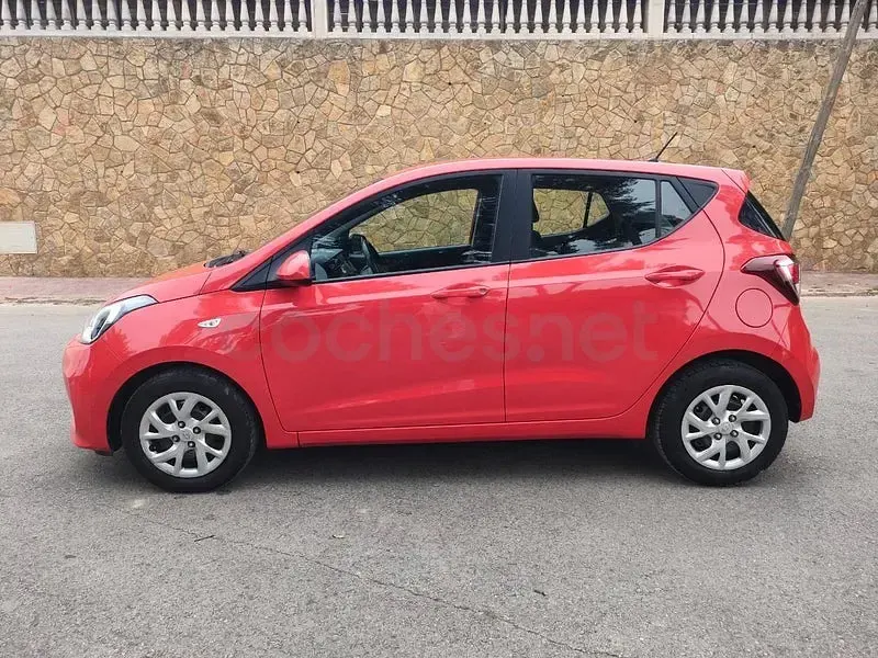 Usado Hyundai i10 GO! 66 CV (48 kW) 2019 Rojo Utilitario