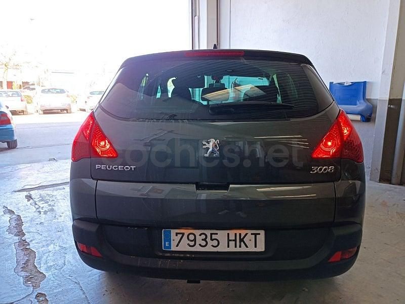 Usado Peugeot 3008 Active 112 CV (82 kW) 2012 Gris / plata Familiar
