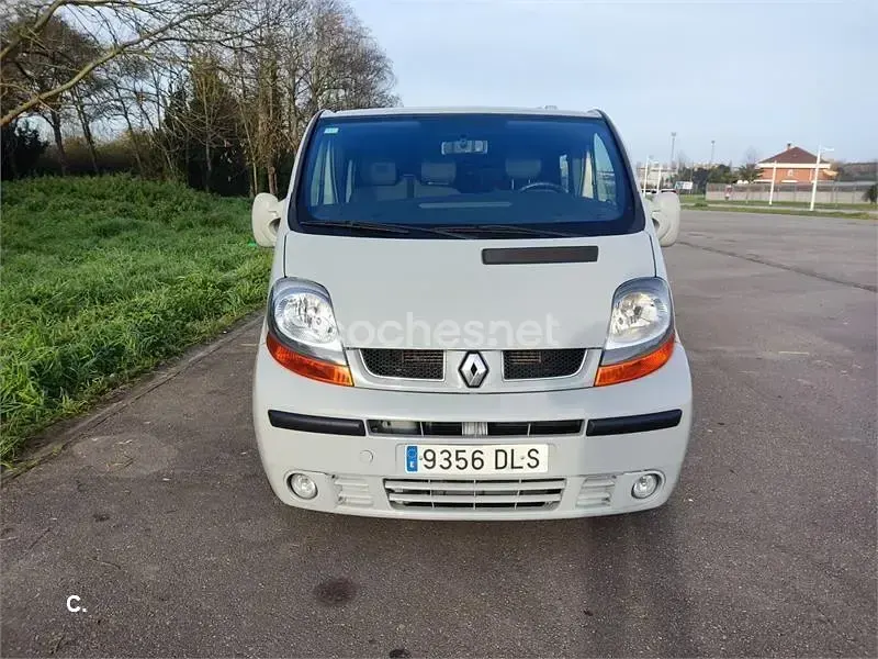 Usado Renault Trafic Equilibre 110 CV (80 kW) 2025 Gris / plata Monovolumen