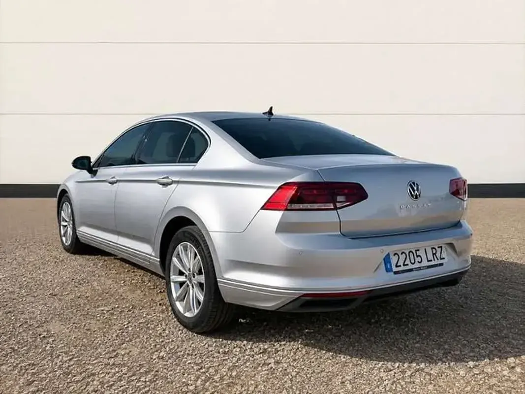 Usado VW Passat Executive 150 CV (110 kW) 2021 Plateado Berlina