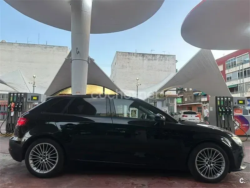 Usado Audi A3 150 CV (110 kW) 2018 Negro Berlina