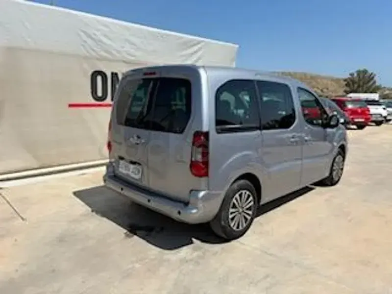 Usado Peugeot Partner Tepee Active 100 CV (73 kW) 2017 Gris / plata Monovolumen