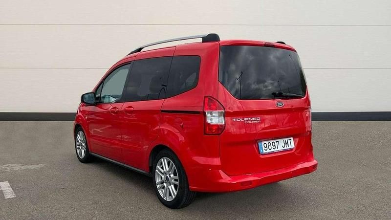 Usado Ford Tourneo Courier Titanium 97 CV (71 kW) 2016 Rojo Monovolumen