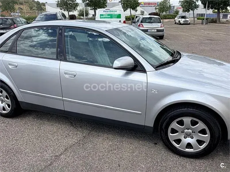 Usado Audi A4 115 CV (84 kW) 2001 Gris / plata Berlina