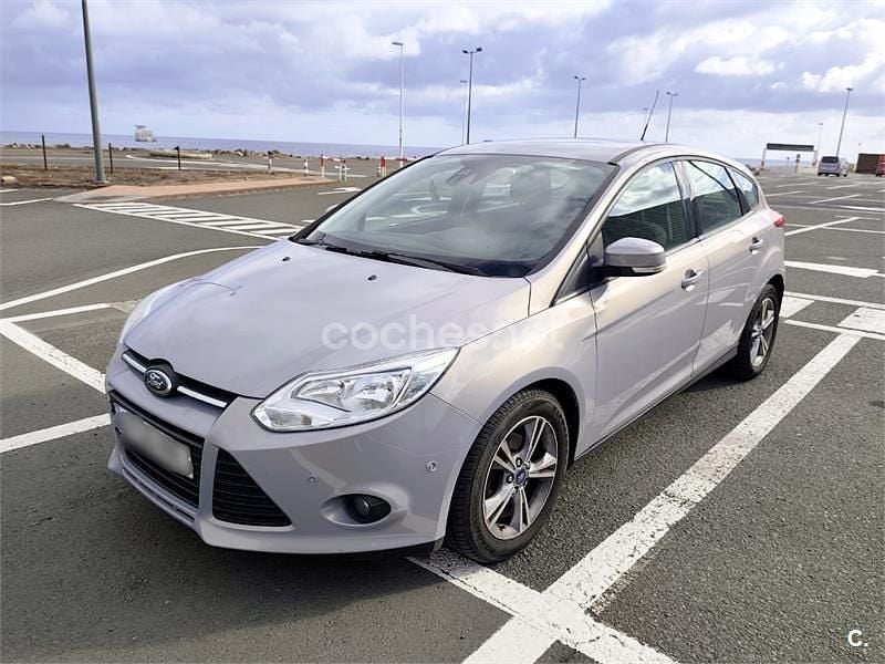 Usado Ford Focus 125 CV (91 kW) 2014 Gris / plata Berlina