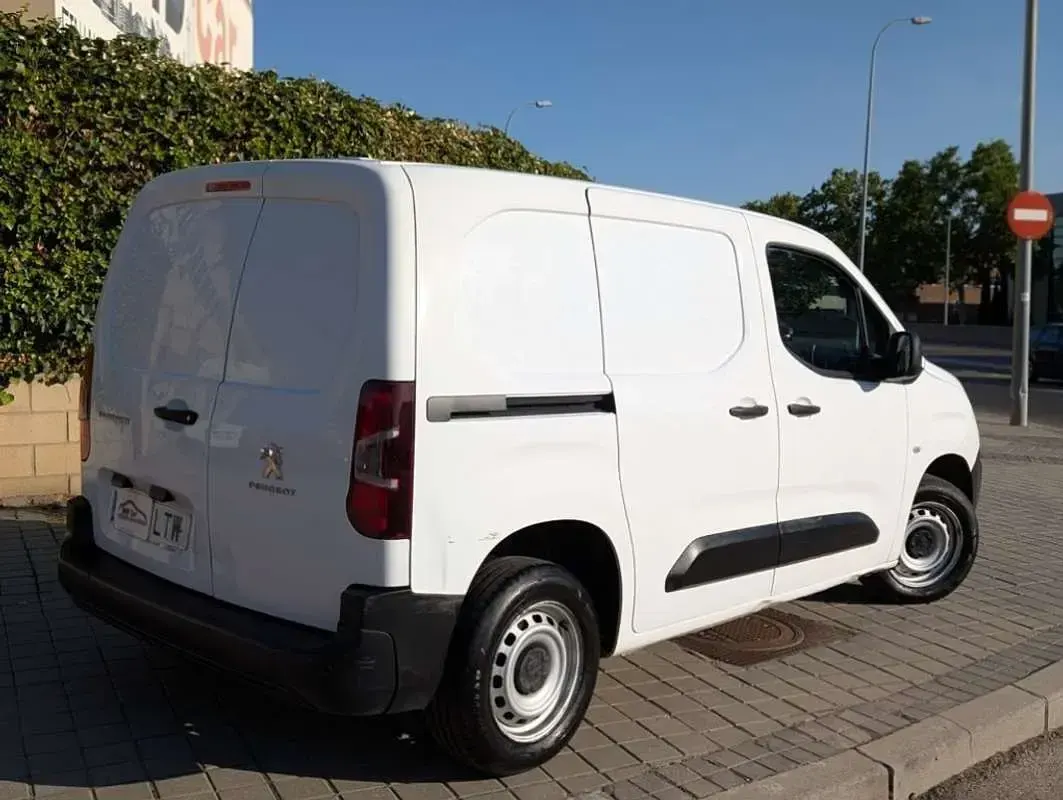 Usado Peugeot Partner Premium 102 CV (75 kW) 2021 Blanco Monovolumen