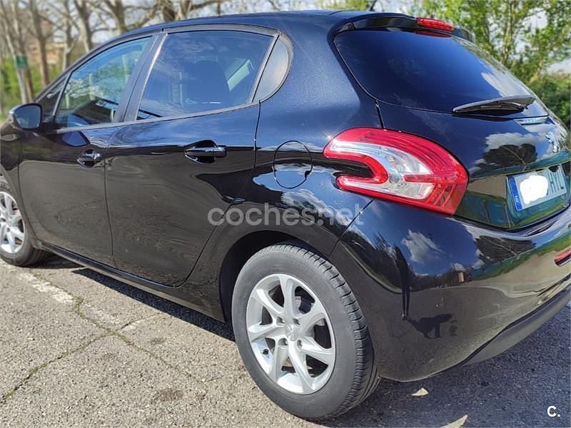 Usado Peugeot 208 Style 82 CV (60 kW) 2014 Negro Utilitario
