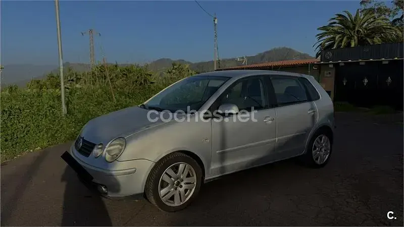Usado VW Polo Highline 100 CV (73 kW) 2004 Gris / plata Utilitario