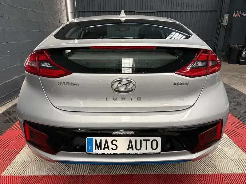 Usado Hyundai Ioniq 141 CV (103 kW) 2018 Gris / plata Utilitario