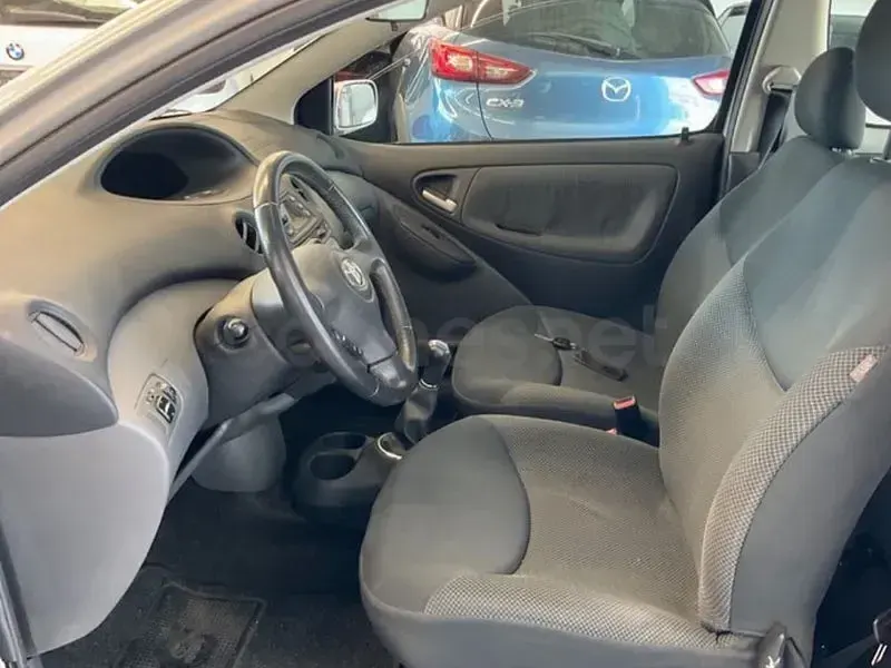 Usado Toyota Yaris Sol 75 CV (55 kW) 2005 Gris / plata Berlina