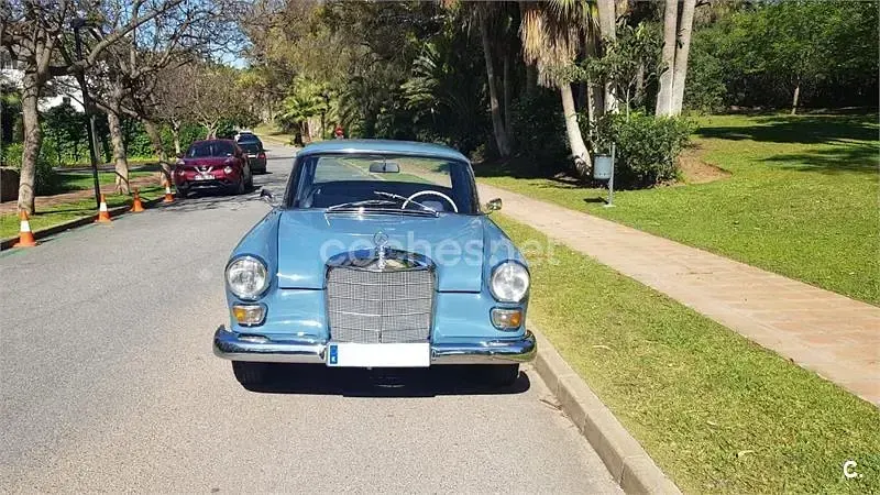 Usado Mercedes 200 75 CV (55 kW) 1985 Azul Familiar
