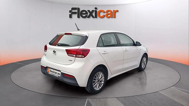 Usado Kia Rio 101 CV (74 kW) 2018 Blanco Berlina