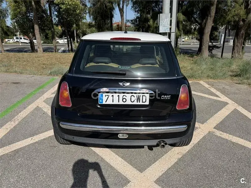 Usado Mini ONE 90 CV (66 kW) 2004 Negro Utilitario