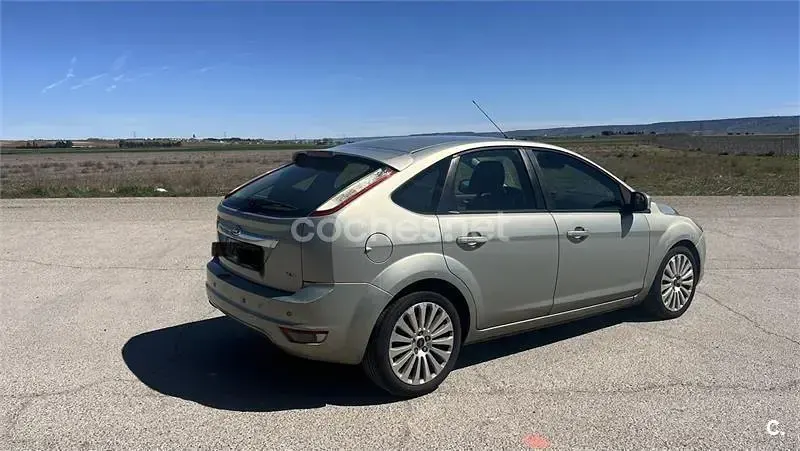 Usado Ford Focus Trend 109 CV (80 kW) 2009 Beige Berlina