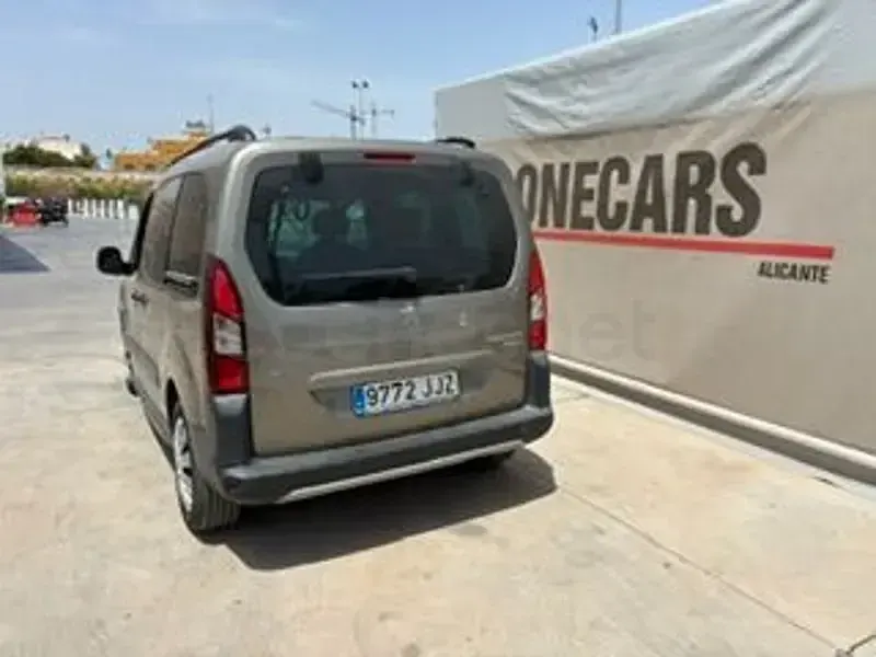 Usado Peugeot Partner Tepee Outdoor 100 CV (73 kW) 2015 Gris / plata Monovolumen