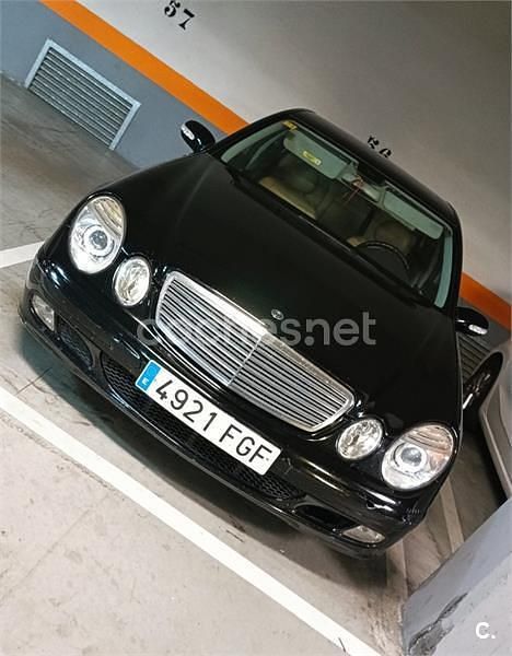 Negro Usado 2003 Mercedes E220 Classic Berlina | 4300 € - Imagen 1/4