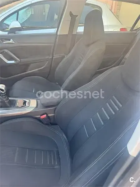 Usado Peugeot 308 Allure 125 CV (91 kW) 2014 Gris / plata Berlina