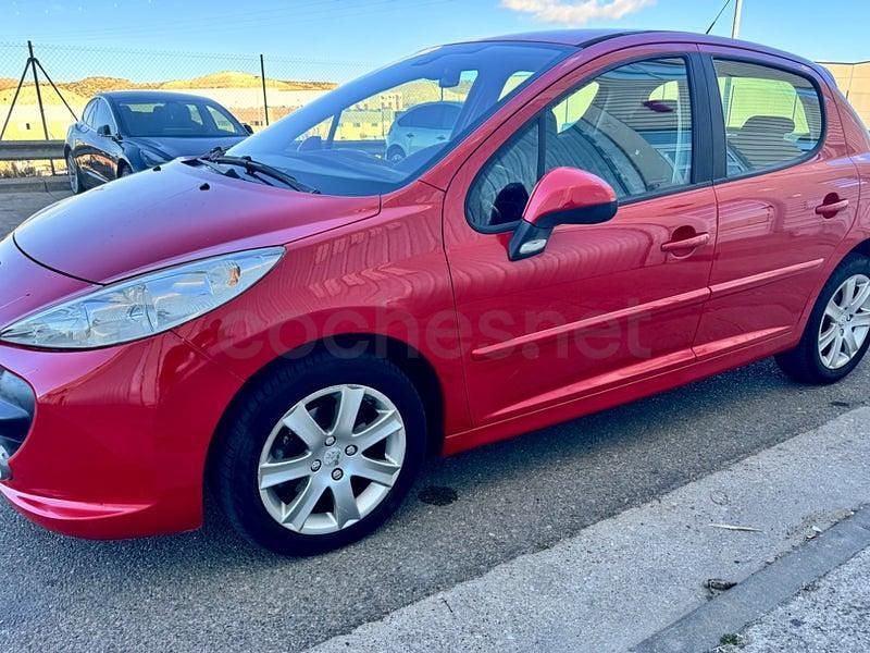 Usado Peugeot 207 90 CV (66 kW) 2006 Rojo Berlina