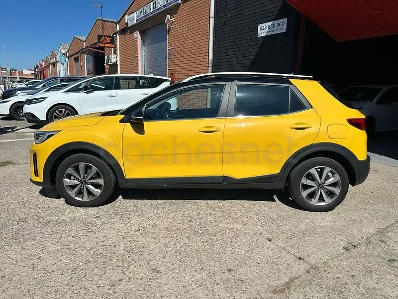 Usado Kia Stonic 120 CV (88 kW) 2022 Amarillo SUV