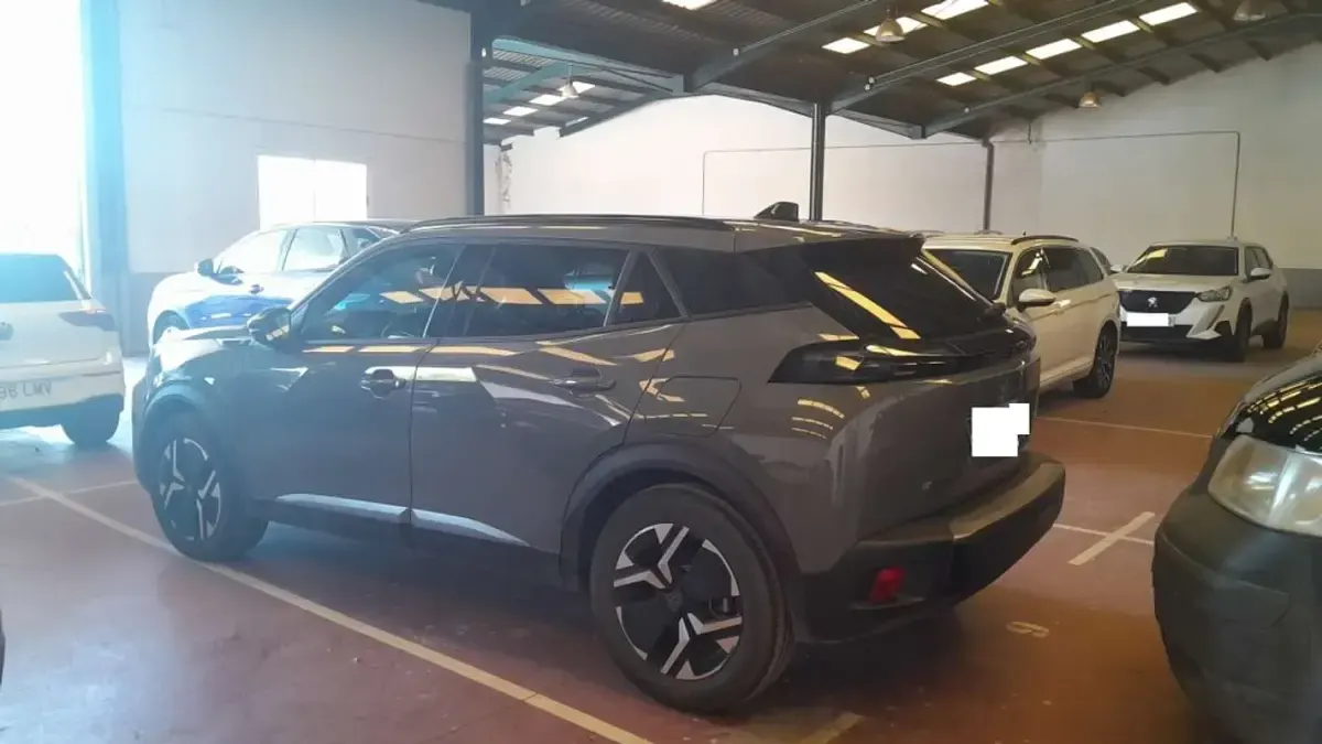 Usado Peugeot e-2008 Allure 114 kW (156 CV) 2024 Gris SUV