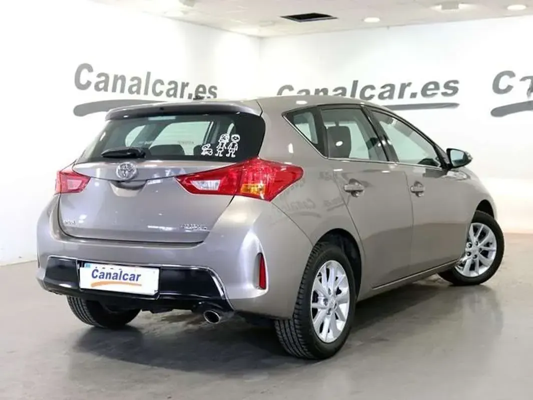 Usado Toyota Auris Active 132 CV (97 kW) 2015 Blanco Utilitario