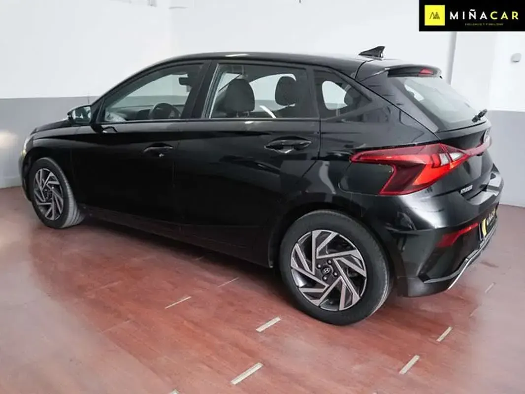 Usado Hyundai i20 101 CV (74 kW) 2024 Negro Utilitario