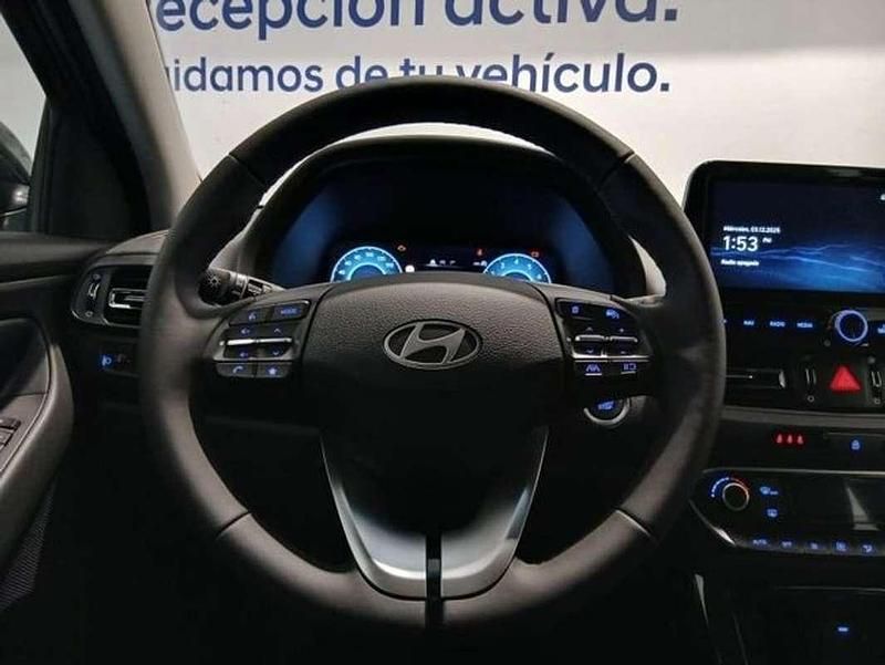 Nuevo Hyundai i30 101 CV (74 kW) 2025 Plateado Berlina