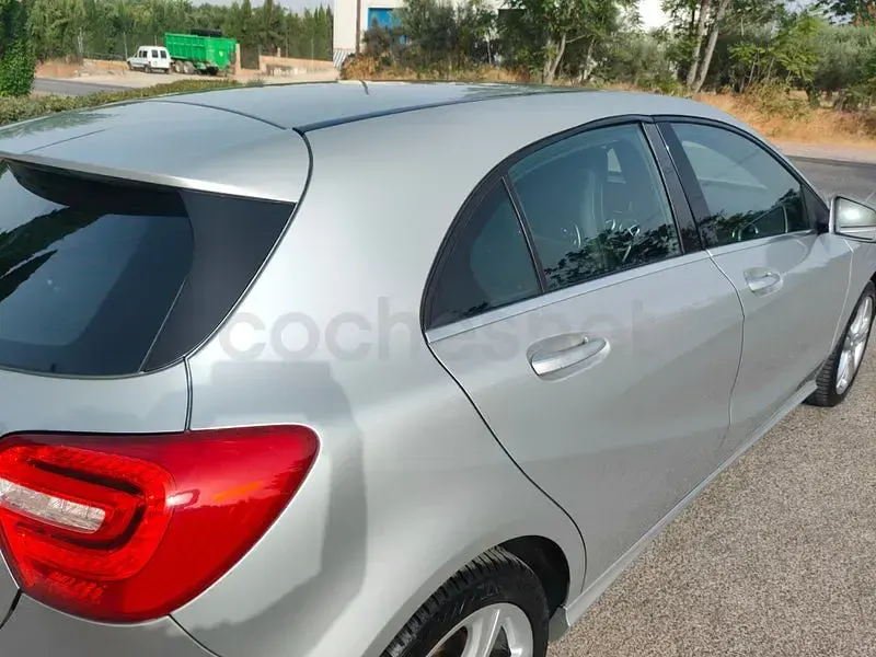 Usado Mercedes A180 Urban 109 CV (80 kW) 2016 Gris / plata Utilitario