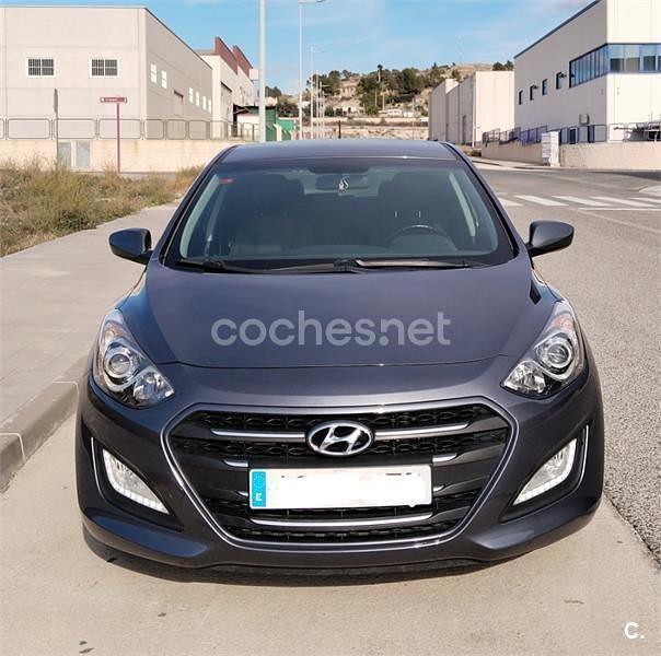 Gris / plata Usado 2016 Hyundai i30 Berlina | 8900 € (Precio justo) - Imagen 1/4