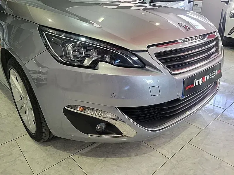 Usado Peugeot 308 SW Style 120 CV (88 kW) 2017 Gris / plata Familiar