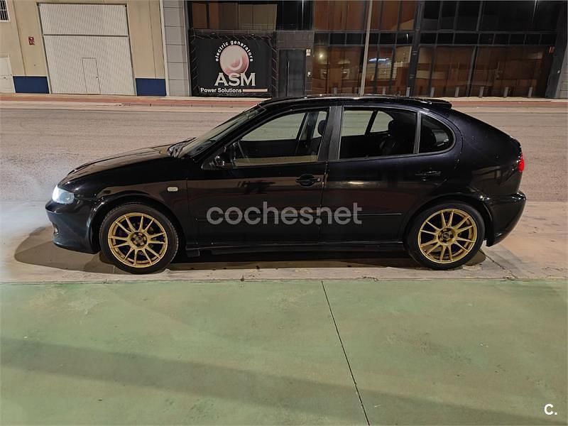Usado Seat Leon Sport 105 CV (77 kW) 2003 Negro Berlina