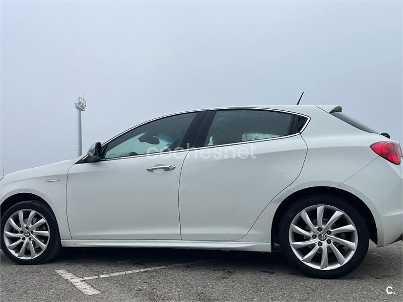 Blanco Usado 2011 Alfa Romeo Giulietta Distinctive Utilitario | 7600 € (Buen precio) - Imagen 1/4