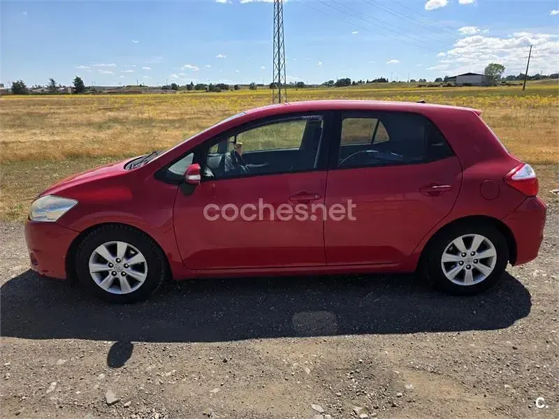 Usado Toyota Auris Active 90 CV (66 kW) 2012 Rojo Berlina