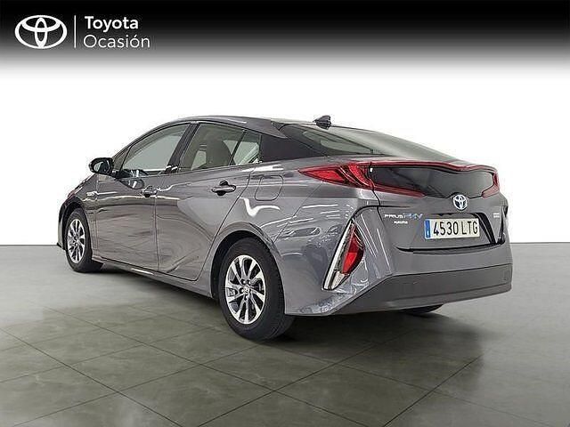 Usado Toyota Prius Advance 122 CV (89 kW) 2021 Gris / plata Berlina