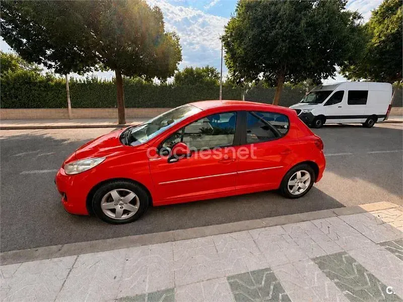Usado Peugeot 207 70 CV (51 kW) 2009 Rojo Berlina