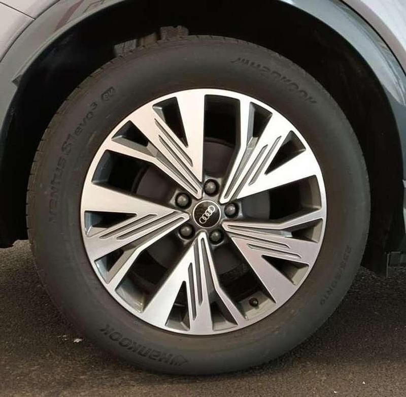 Usado Audi Q4 e-tron Sport 150 kW (204 CV) 2023 Gris SUV