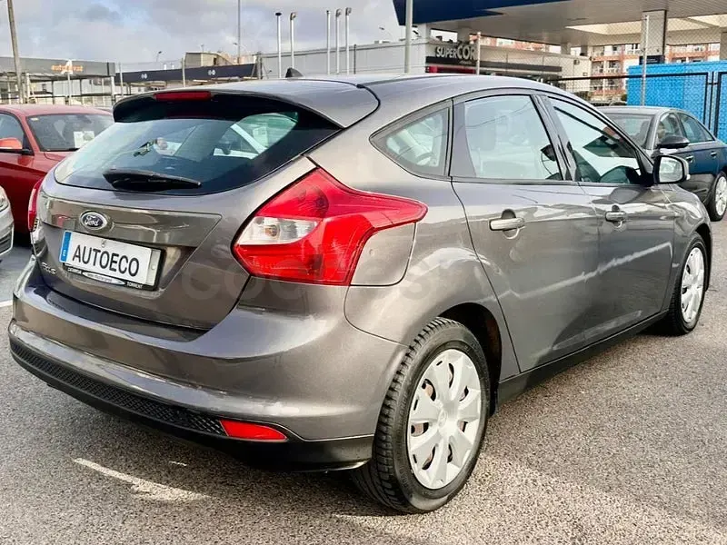 Usado Ford Focus Trend 115 CV (84 kW) 2011 Marrón Berlina